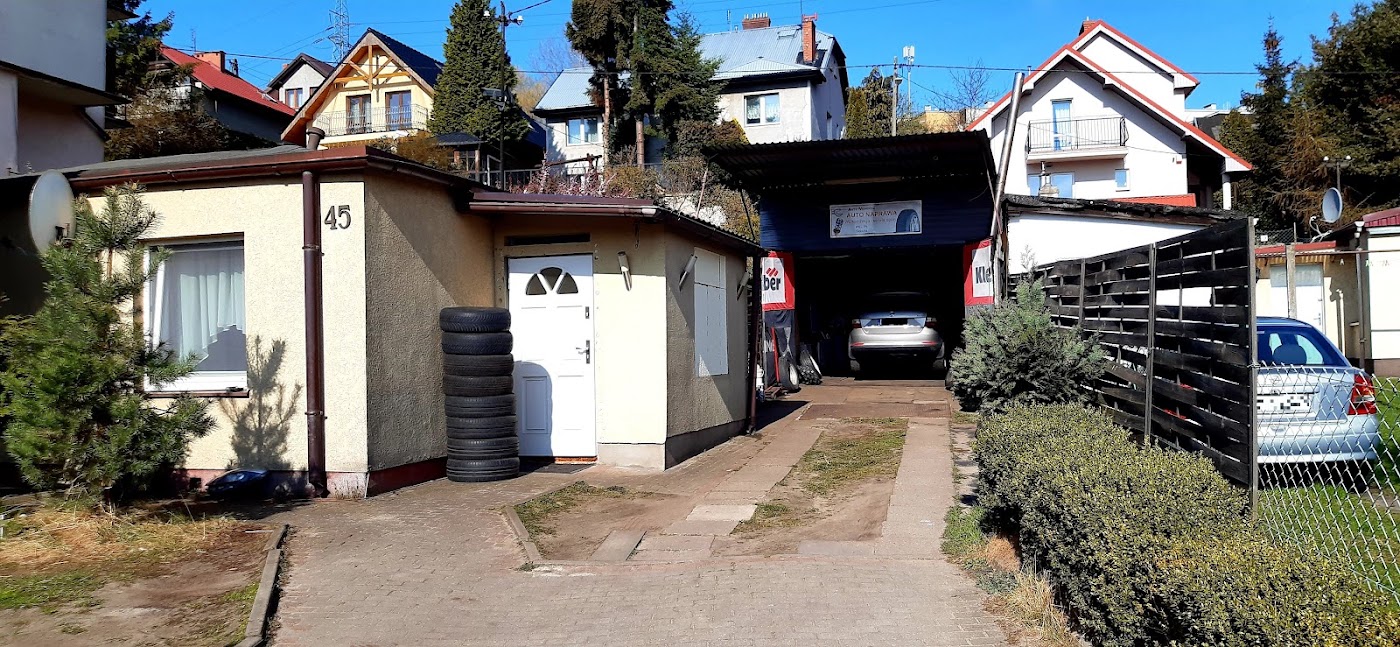 Wjazd do Auto Mówiński od ulicy Cechowej